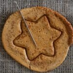 image d'un gateau avec un aiguille, rappelant un jeu de squid game