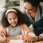 Une mère et sa fille font les devoirs.