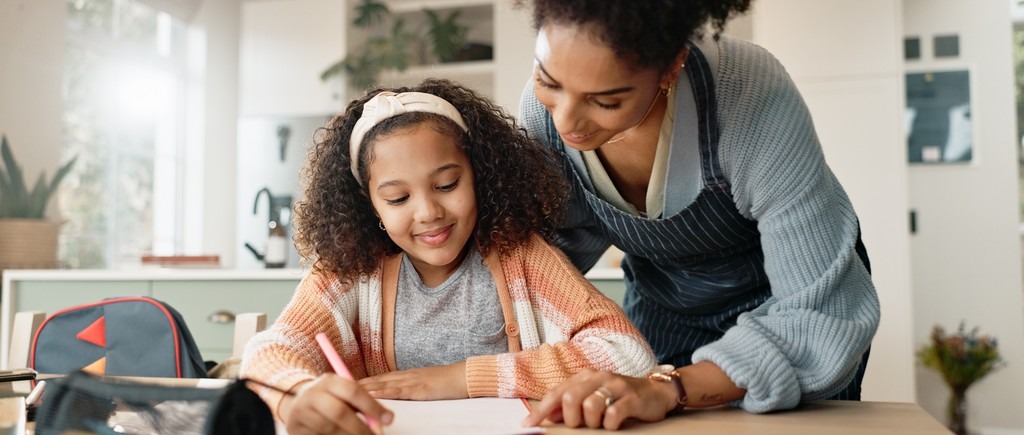 Une mère et sa fille font les devoirs.