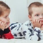 deux enfants en pyjama qui ne veulent pas dormir