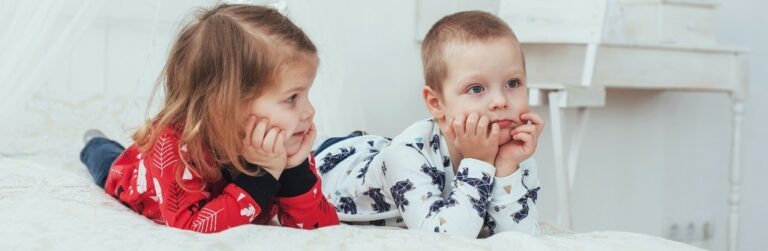 deux enfants en pyjama qui ne veulent pas dormir
