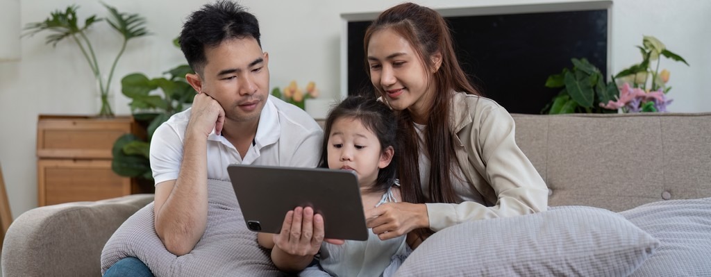 Parent qui accompagne son enfant sur YouTube Kids.