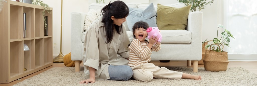 une mère et sa fille, heureuses