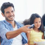 famille heureuse qui regarde la télé