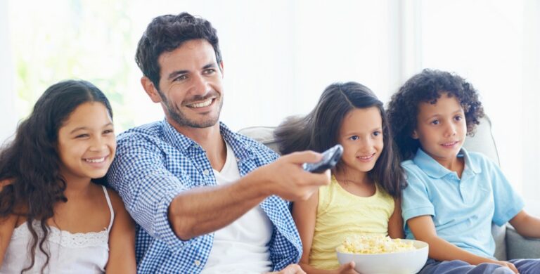 famille heureuse qui regarde la télé