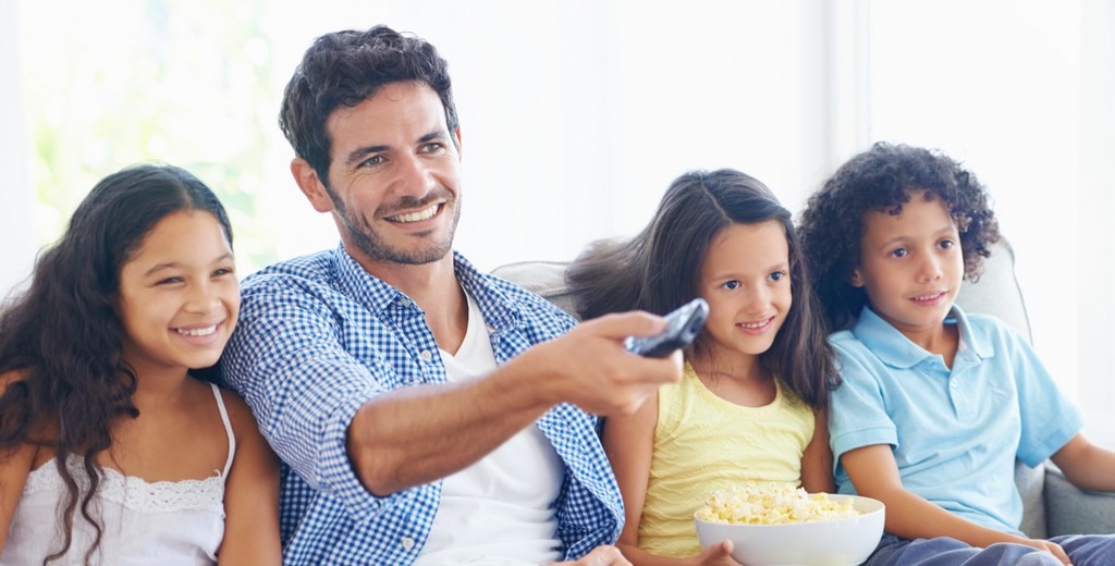 famille heureuse qui regarde la télé