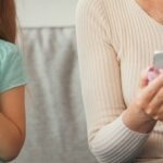 une mère et sa fille sont sur un smartphone