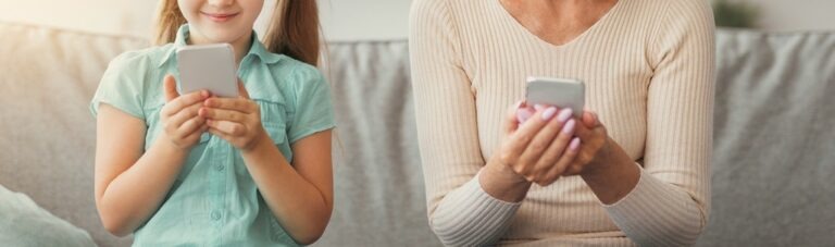 une mère et sa fille sont sur un smartphone