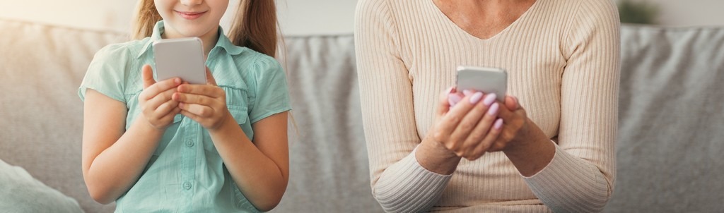 une mère et sa fille sont sur un smartphone