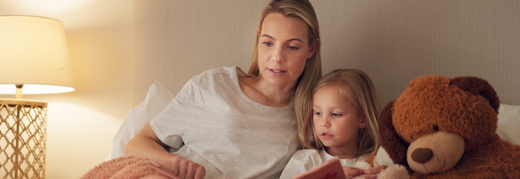 Parent qui lit avec son enfant pour rendre la lecture plus agréable.