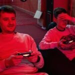 un pere et son fils jouent dans une ambiance rouge, l'enfant se cache les yeux.