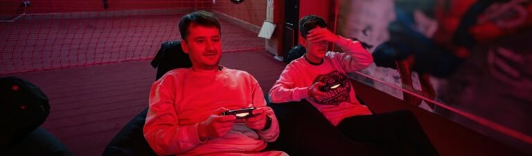 un pere et son fils jouent dans une ambiance rouge, l'enfant se cache les yeux.