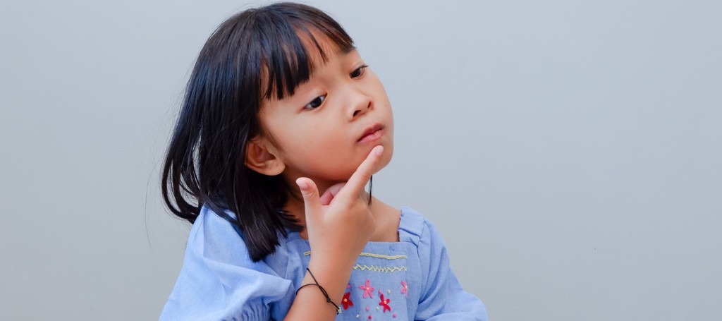 une jeune fille qui s'ennuie et se demande quoi faire