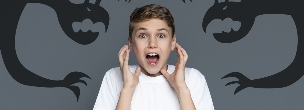 un enfant est terrorisé par des ombres