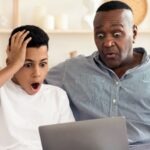 un parent et son enfant, choqués devant le contenu présent sur l'ordinateur