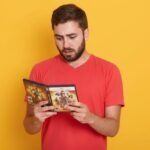 un parent regarde le contenu d'un jeu vidéo et semble choqué