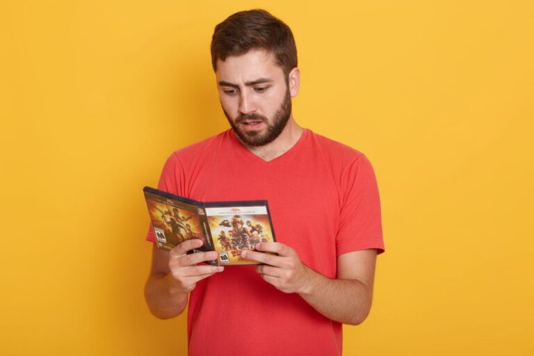 un parent regarde le contenu d'un jeu vidéo et semble choqué