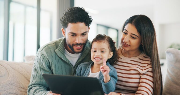 deux parents vérifie un site de jeux éducatifs pour leur enfant